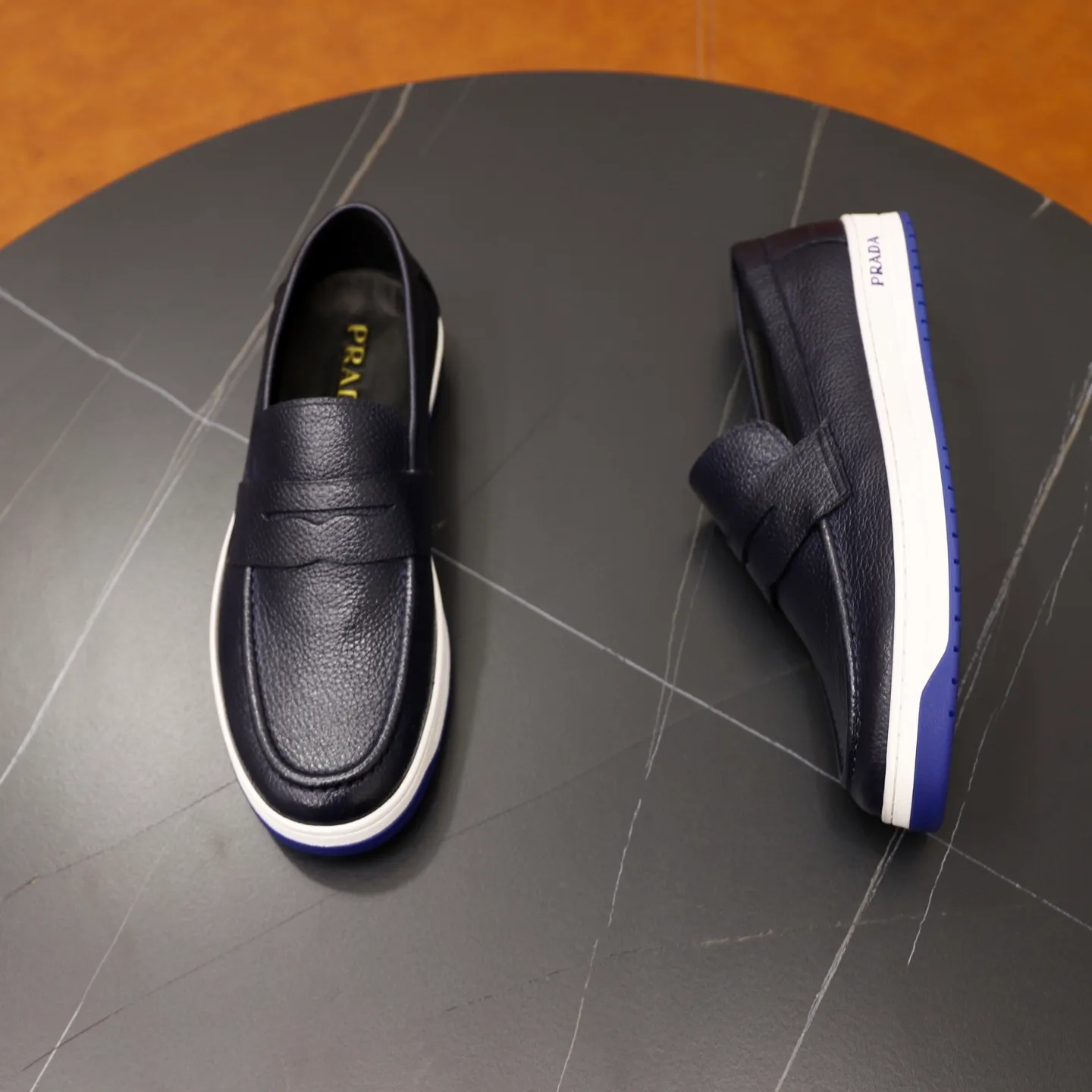 Factory price: 💰640 Prada classic men’s lace-up casual shoes | Imported cowhide upper | Upper stitching layered design, light and breathable | Soft and comfortable | Decorated with PRADA letters on the side | Distinctive sports style, showing the brand style | Lightweight concave and convex pattern rubber soles | Matched with cowhide foot pad lining | Excellent foot feel, fashionable and elegant | Size: 38-44 (45 customized)